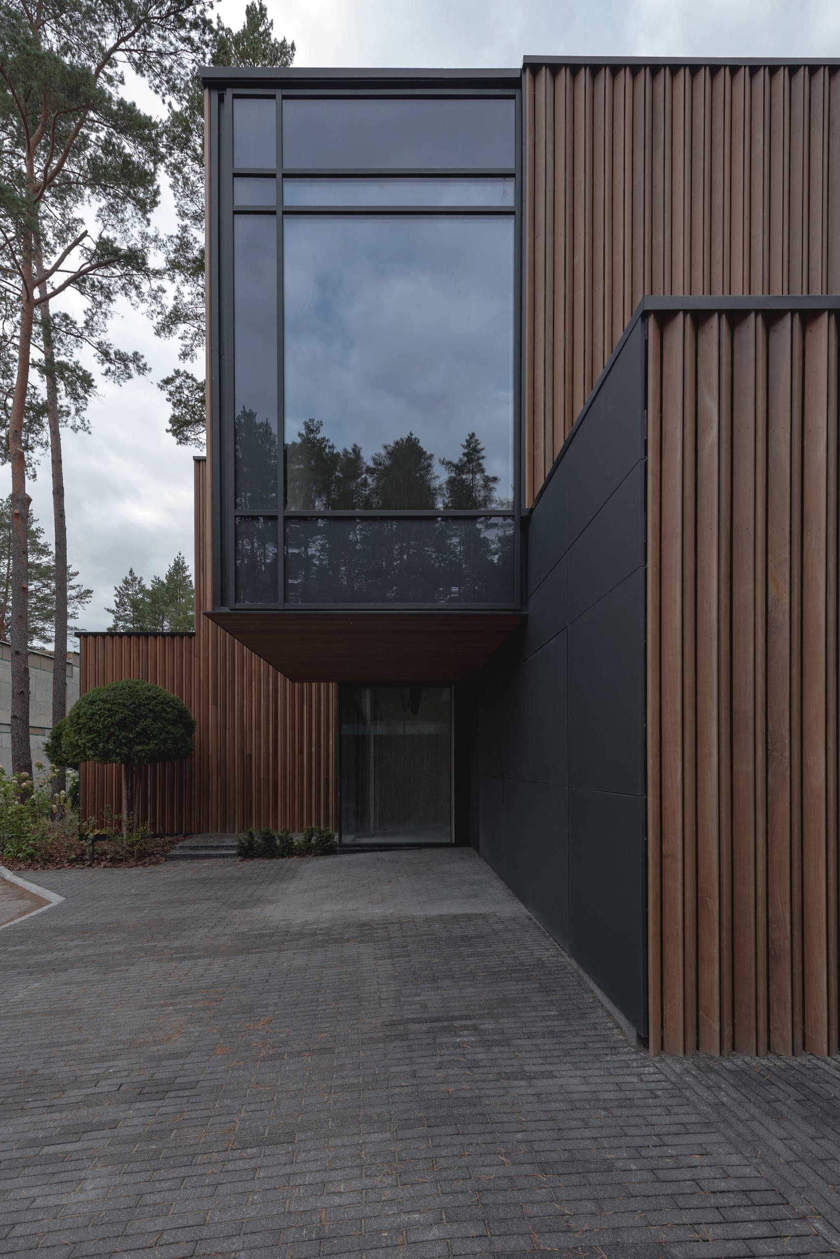 ZEN House — glazed upper volume cantilevering over the entrance